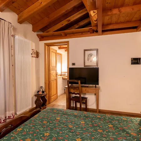 Maison Colombot בית הארחה 3*