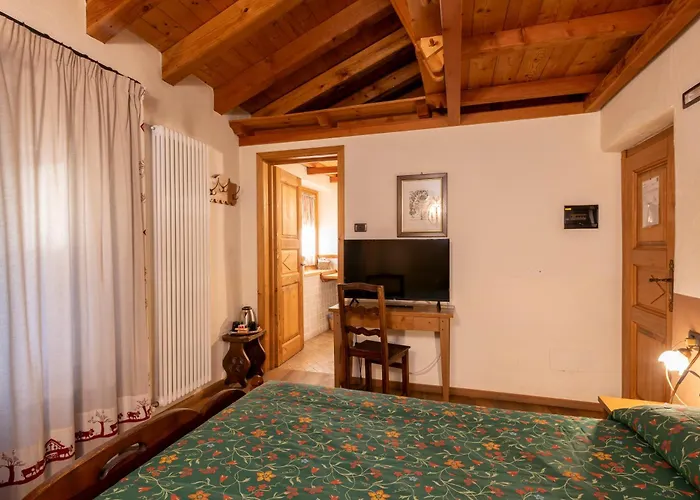 Maison Colombot בית הארחה 3*